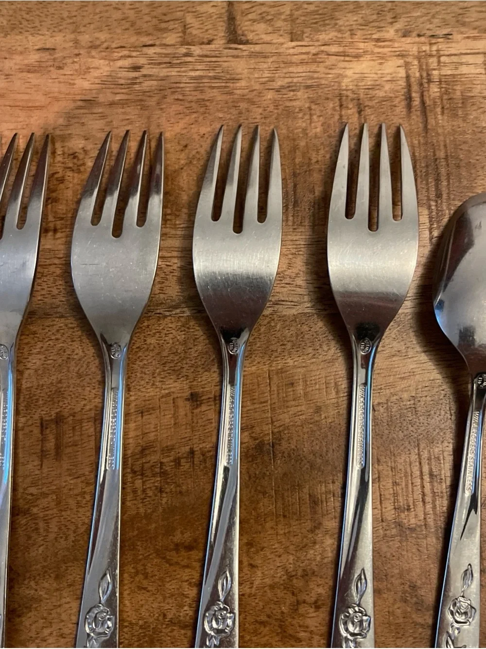 WM Rogers Sweet Briar Rose 17 Piece Flatware Set Forks Knives Spoons
